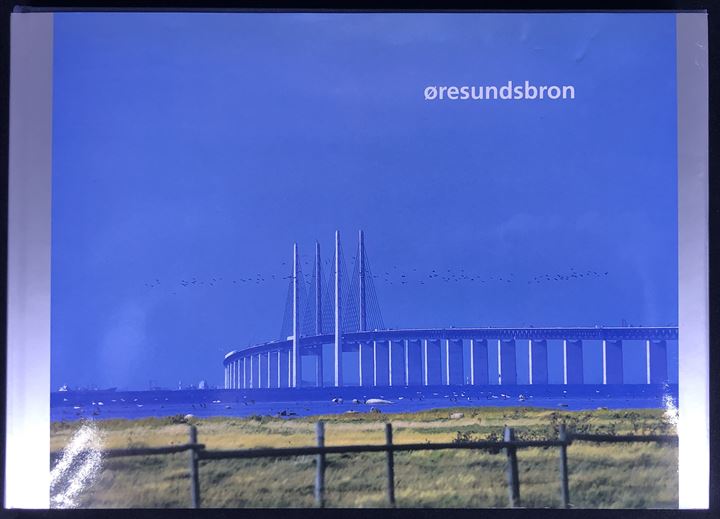 Øresundsbron Fotografisk billedværk af den svenske fotograf Pierre Mens og den danske Søren Madsen om Øresundsbroen fra støbningen af den første sænkekasse til ankomsten af de første bilister. 128 sider.