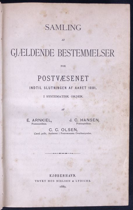 Samling af Gjældende Bestemmelser for Postvæsenet indtil slutningen af Aaret 1881 af E. Arnkiel, J. C. Hansen og C.C. Olsen. Uundværlig kilde til behandling af dansk posthistorie. Pænt indbundet eksempler. 445 sider