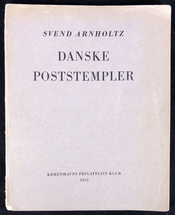 Danske Poststempler af Svend Arnholtz. 1. udg. af hovedværk om danske stempler udgivet af KPK i 1953. 148 sider. Som altid løs i ryggen.