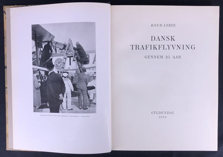 Dansk Trafikflyvning gennem 25 Aar af Knud Lybye. Illustreret jubilæumsskrift fra DDL 196 sider + tillæg. Pænt indbundet eksempler. 