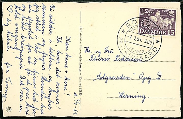 15 øre Frimærkejubilæum på spejderkort (Thora Lund: Det danske Pigespejderkorps. Tinka. Stenders no. 80850) annulleret med spejder pr.-stempel Rohden * Pigespejder Lejren * pr. Daugaard d. 7.7.1951 til Herning. Skrevet af deltagende pigespejder som sidder i et telt og fryser i regnvejret. 