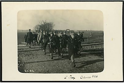 Odense, soldater på øvelse passerer jernbanespor. Mærket 6' trop Odense 1921. Fotokort no. 21.04.