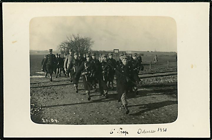 Odense, soldater på øvelse passerer jernbanespor. Mærket 6' trop Odense 1921. Fotokort no. 21.04.