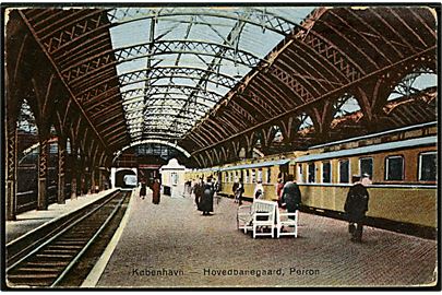 Købh., Hovedbanegården med holdende passagertog. No. 1406.