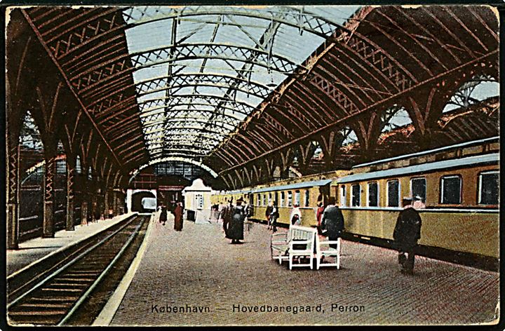 Købh., Hovedbanegården med holdende passagertog. No. 1406.