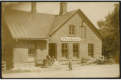 Karise, C. F. Thestrup's Maskinværksted. Fotokort u/no. Har været opklæbet med skramme på bagsiden.