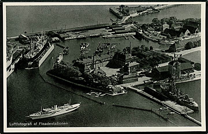 Købh., Flådestation Holmen med bl.a. Kongeskibet Dannebrog. A/S Nordisk Luft-Foto No. M 1.