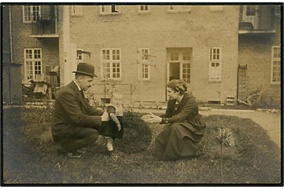 Odense, familiehygge i baggård. Fotokort u/no. benyttet som lokalt nytårskort i Odense 1919.