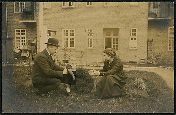 Odense, familiehygge i baggård. Fotokort u/no. benyttet som lokalt nytårskort i Odense 1919.