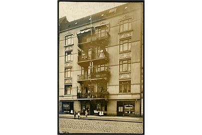 Tyskland, Hamburg, Facade med Milch Handlung Carl Dargatz og Heinrich Schweider Schuhmacher.