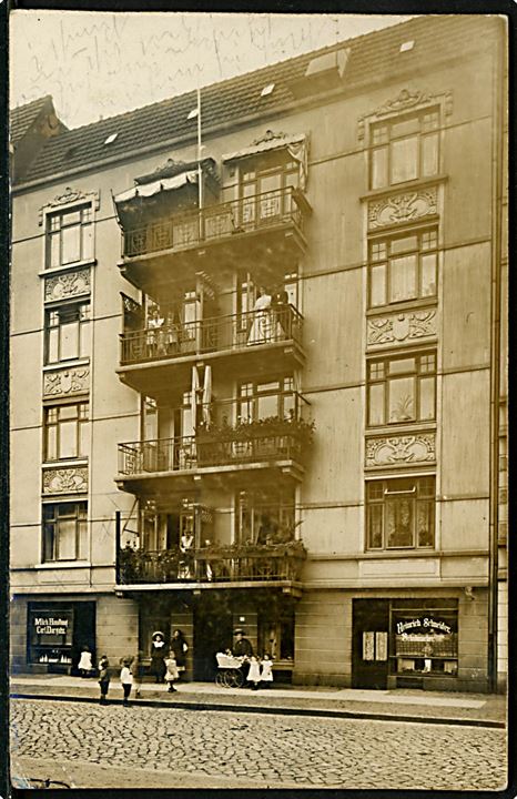 Tyskland, Hamburg, Facade med Milch Handlung Carl Dargatz og Heinrich Schweider Schuhmacher.