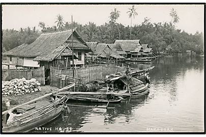 Indonesien. Makassar. Floden med lokale huse. Fotokort.