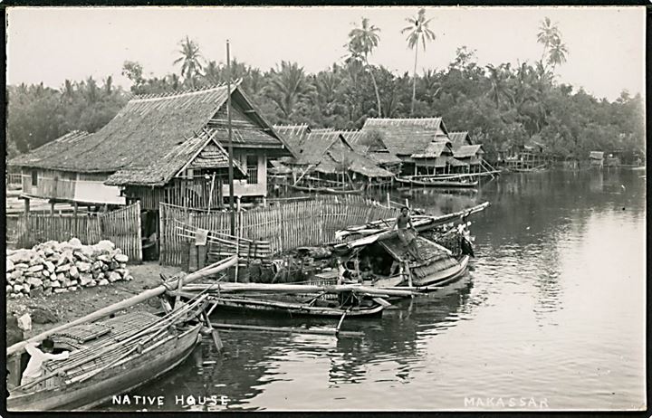 Indonesien. Makassar. Floden med lokale huse. Fotokort.