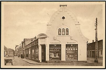 Nykøbing F., facade med V. Cristoffersens boghandel. Reklamekort no. 38602.