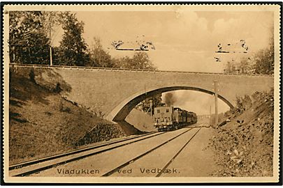 Vedbæk. Viadukten med tog. Cigarforretningen Vedbækhus no. 8832. 