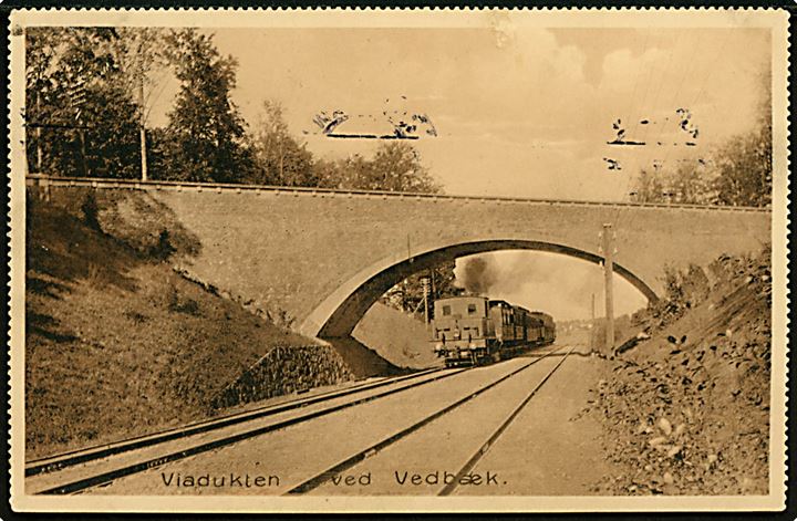 Vedbæk. Viadukten med tog. Cigarforretningen Vedbækhus no. 8832. 