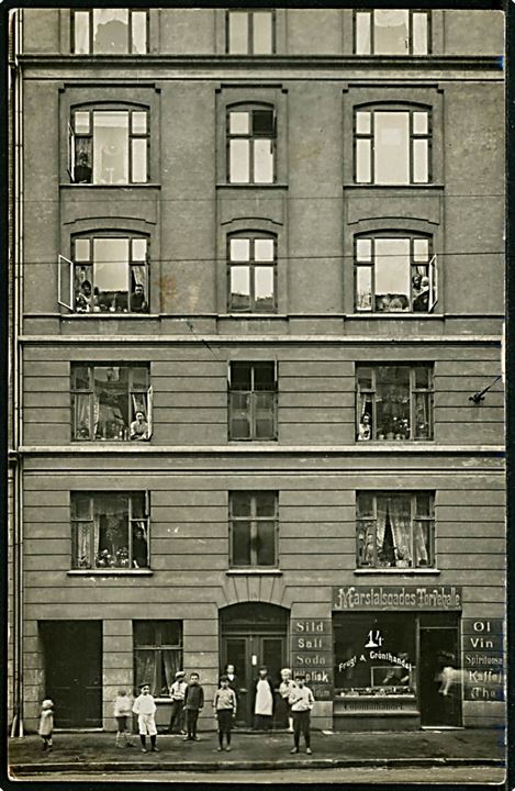 Købh., Marstalgade 14 med Marstalgades Torvehalle, Frugt og Grønhandel. Fotokort u/no. 