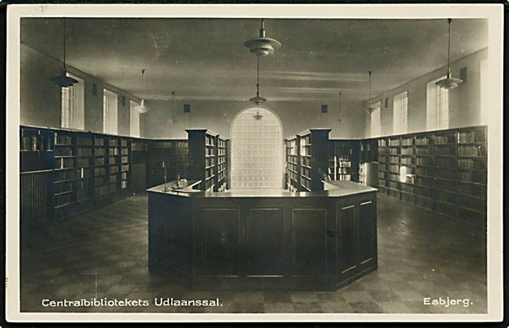 Esbjerg, Centralbiblioteket, Udlaanssal. Esbjerg Papirforsyning u/no. Frankeret med 5 øre Bølgelinie i parstykke annulleret brotype Id Esbjerg d. 8.8.1930 til Brønshøj.