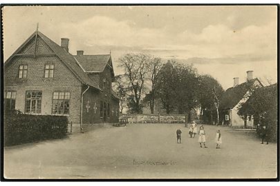 Egeslevmagle (Eggeslevmagle), parti med kirke i baggrunden. J. Gjellebøl no. 25459.