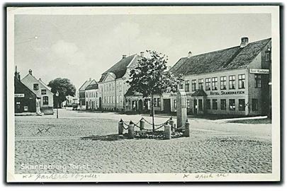 Torvet i Skanderborg. Hotel Skandinavien ses til højre. Stenders, Skanderborg no. 11. 