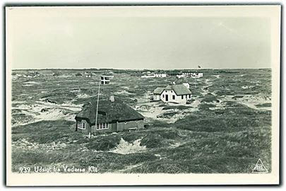 Udsigt fra Vedersø Klit med sommerhuse. Pors no. 939. Fotokort. 