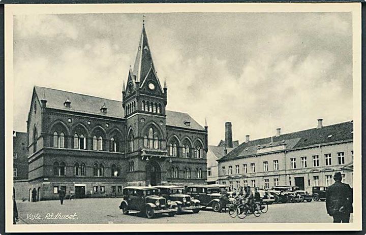 Biler foran raadhuset i Vejle. R. Olsen no. 991.