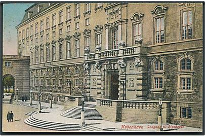 Indgangen til Christiansborg i København. Ed. F. Ph. & Co. no. 2900/20.