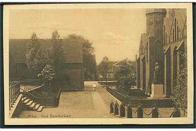 Ved Domkirken i Ribe med statuen af Hans Adolf Brorson. H. Bentzons no. 34846.