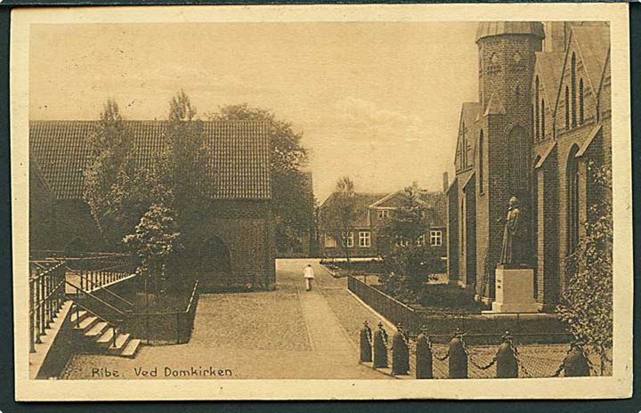 Ved Domkirken i Ribe med statuen af Hans Adolf Brorson. H. Bentzons no. 34846.