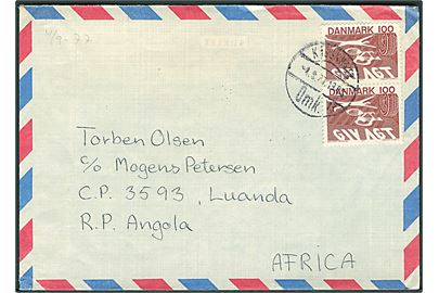 100 øre Ny Færdselslov i parstykke på luftpostbrev fra København d. 4.9.1977 til Luanda, Angola.