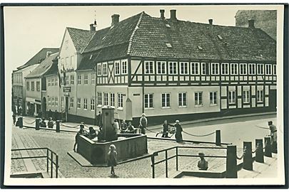 Ved Sct. Laurentii brønd i Randers. Stenders, Randers no. 20. Fotokort. 