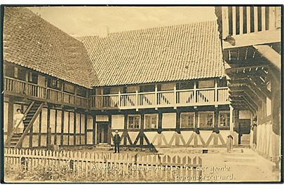 Gaardinteriør fra det gamle hus, Borgmestergaard i Aarhus. Stenders no. 18408. 