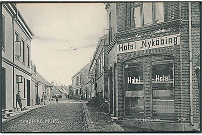 Nykøbing M, Toftegade med Hotel Nykøbing. V. Voetmann no. 11983. Kvalitet 9