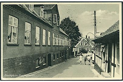 Gadeparti med Bageren i Gudhjem, Bornholm. Colbergs Boghandel no. 806.