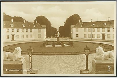 Fredensborg Slotsgaard. J. Chr. Olsens Kunstforlag no .665.