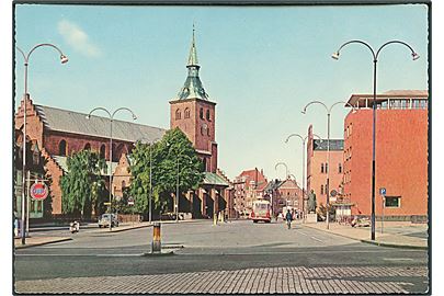 Domkirken og Raadhuset i Odense. Stenders, Farvefoto nno 40508/5. Skilt Gulf ses til venstre. 