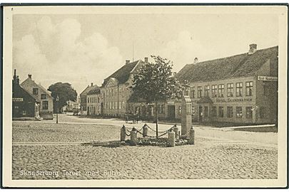 Torvet med Bytræet, Skanderborg. Hotel Skandinavien ses til højre. Stenders no. 1. 