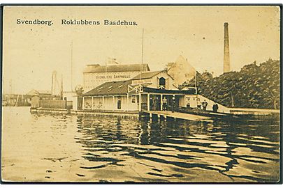 Roklubbens Baadehus i Svendborg. Øxenbjerg Dampmølle ses bagved. V. M. K. no. 131.