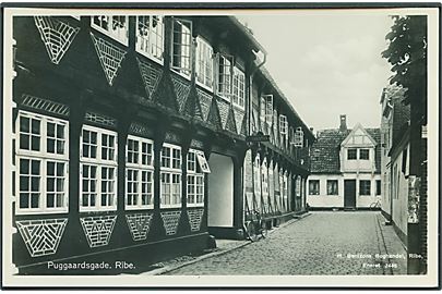 Puggaardsgade med Bibliotek, Ribe. H. Bentzons Boghandel no. 2446. Fotokort. 