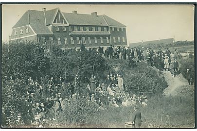 Forsamling af mennesker ved Askov Højskole. Fotokort u/no. 