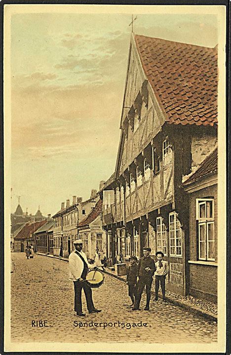 Udråber i Sønderportsgade, Ribe. Stenders no. 24404. Kortet har været opklæbet.