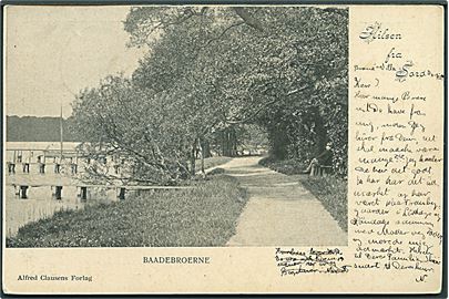 Hilsen fra Sorø med Badebroerne. Alfred Clausens Forlag u/no. 