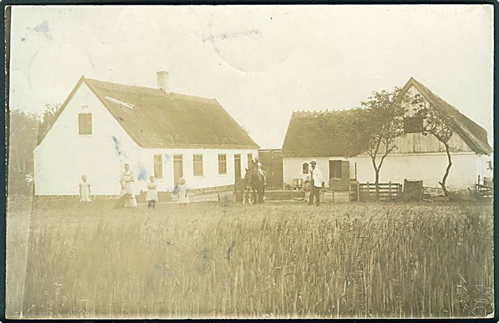 Familie foran gård. Anvendt i Svallerup. Fotokort no. 7 78. 