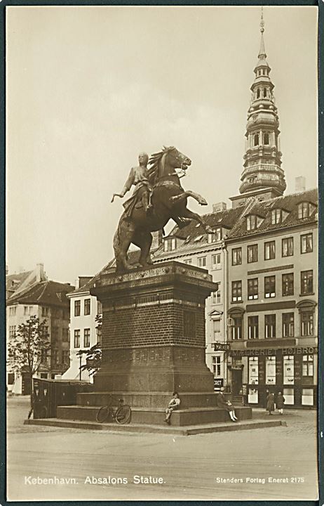 Absalons Statue på Højbroplads, København.Mælkeriet Højbro ses til højre. Stenders no. 2175. Fotokort. 