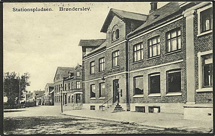 Parti fra Stationspladsen i Brønderslev. C.n. no. 7110.