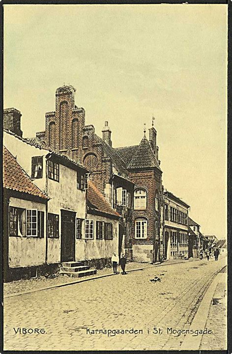 Parti fra St. Mogensgade med Karnapgaarden i Viborg. Stenders no. 11752.